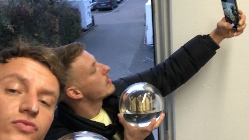 Tommi Schmitt und Felix Lobrecht mit ihren 1Live Kronen