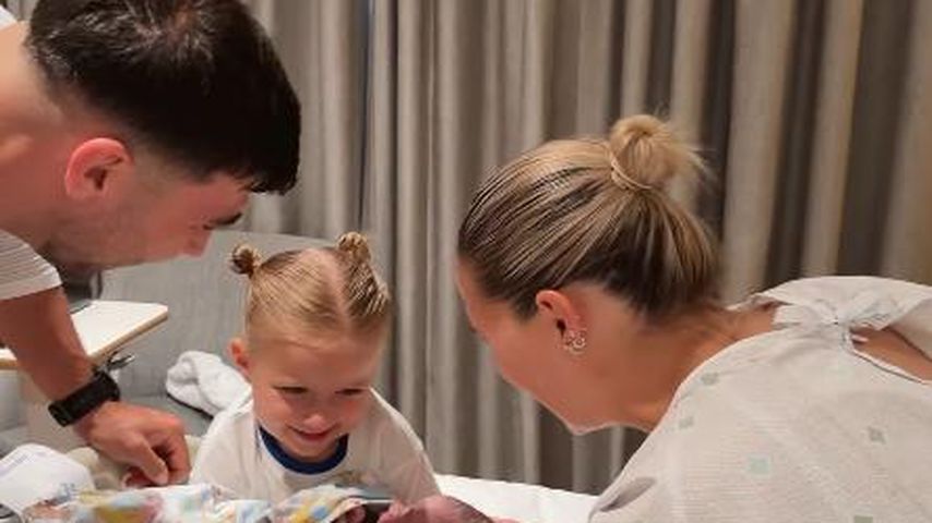Tommy Fury und Molly-Mae Hague mit ihren Kindern