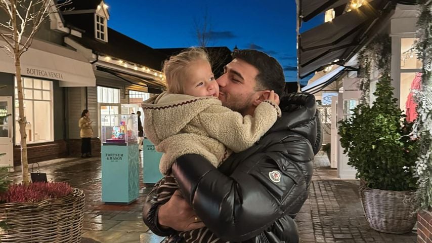 Tommy Fury mit seiner Tochter Bambi, 2025