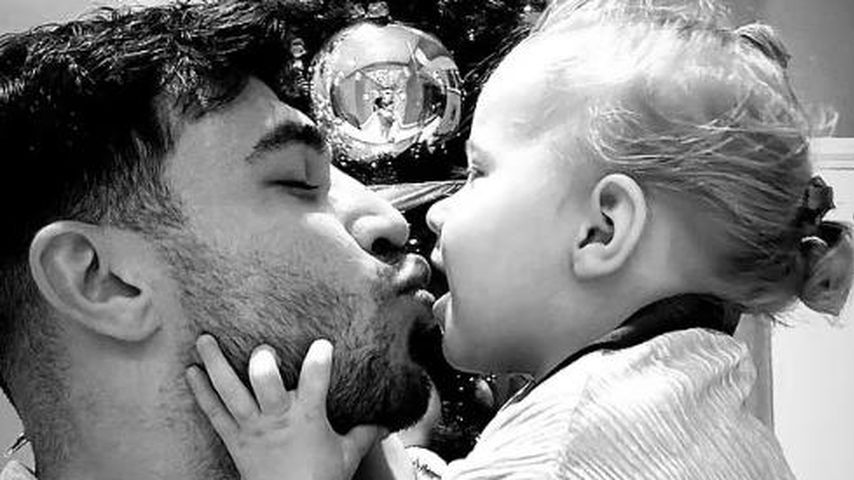 Tommy Fury mit seiner Tochter Bambi, Dezember 2024