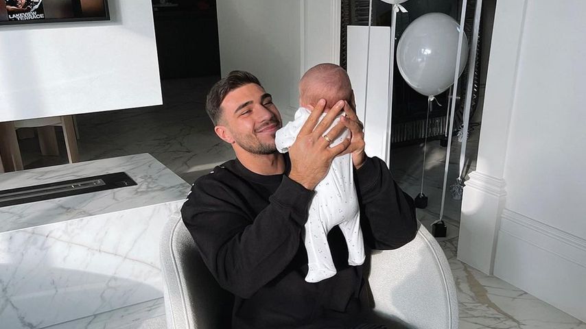 Tommy Fury mit seiner Tochter Bambi im März 2023