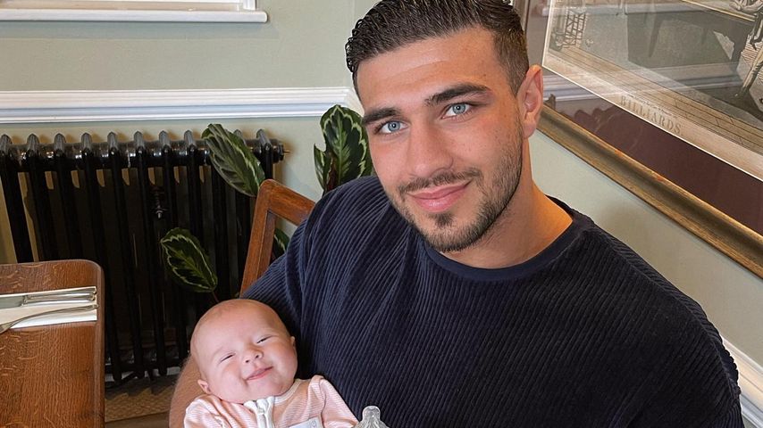 Nach Trennung: Tommy Fury mit seiner Tochter Bambi gesichtet
