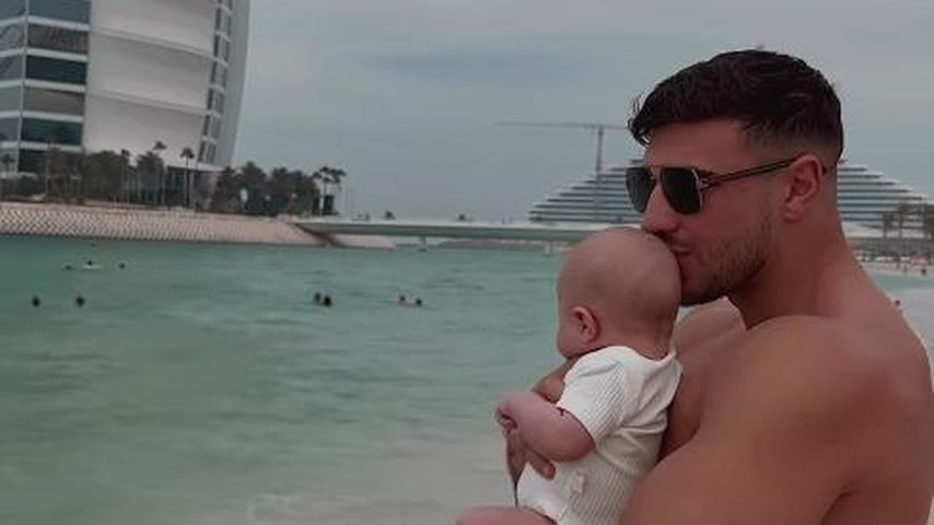 Tommy Fury und seine Tochter Bambi im April 2023