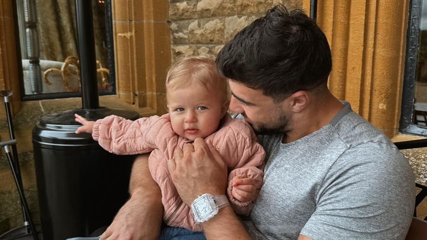 Tommy Fury mit seiner Tochter Bambi