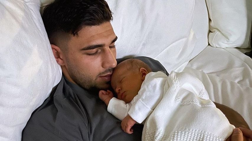 Tommy Fury mit seiner Tochter Bambi, Januar 2023