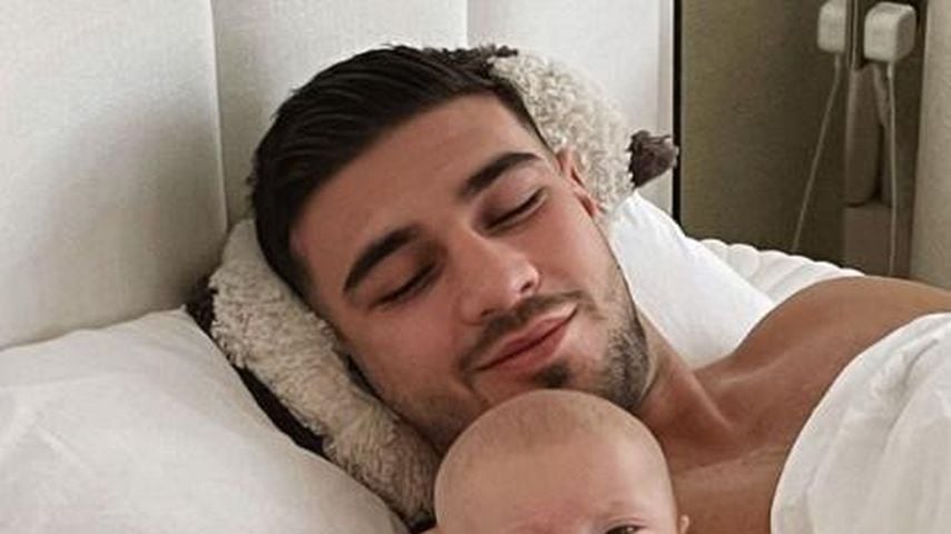 Tommy Fury mit seiner Tochter Bambi im März 2023