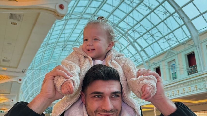 Tommy Fury mit seiner Tochter Bambi
