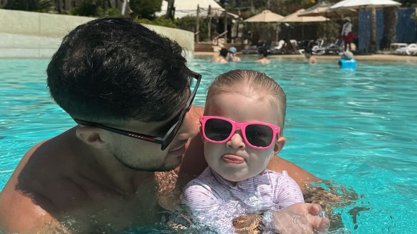 Tommy Fury und seine Tochter Bambi in Dubai, März 2025