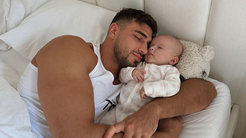 Tommy Fury mit seiner Tochter Bambi als Baby