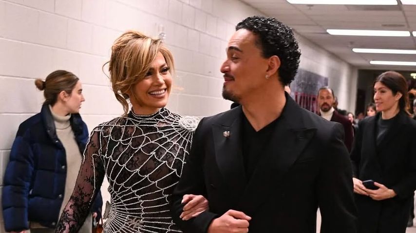 Tonatiuh und Jennifer Lopez lächeln sich an beim Sundance Film Festival, 2025