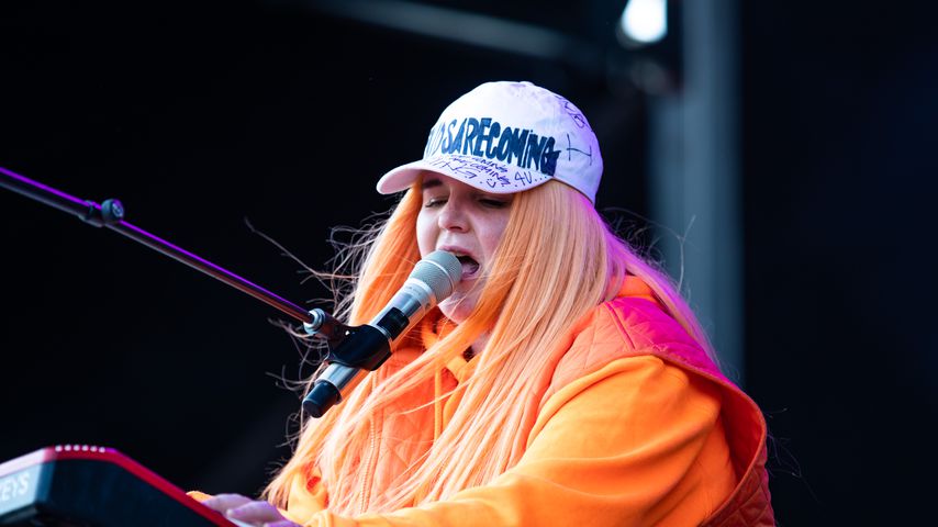 Tones and I 2020 bei einem Konzert in Melbourne