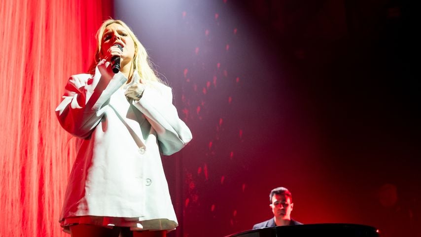Tones and I zeigt ihre schlanke Figur bei Australien-Tour