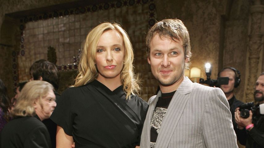 Nach Scheidungs-News: Toni Collettes Mann knutscht wild rum