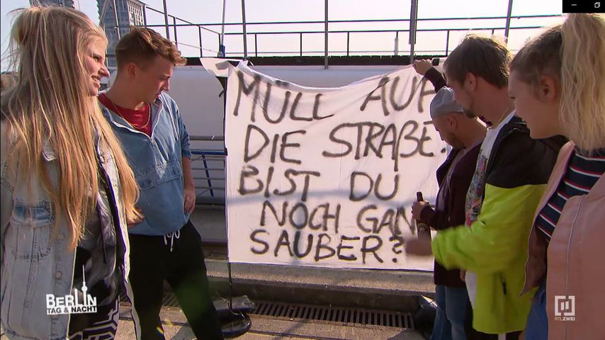 Toni, Connor, Krätze, Schmidti und Lynn am "Berlin - Tag & Nacht"-Hausboot