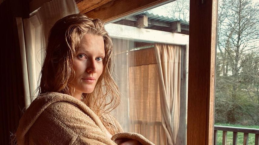 Nur im Bademantel: Toni Garrn zeigt stolz ihren Babybauch