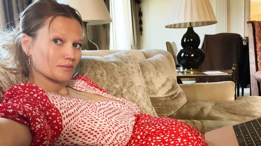 Mit XXL-Bauch: Toni Garrn flitzt mit E-Scooter durch Berlin
