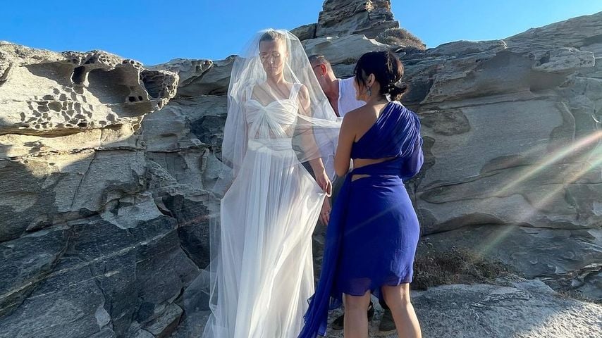 Halsbrecherisch: Toni Garrn erklimmt Felsen im Brautkleid