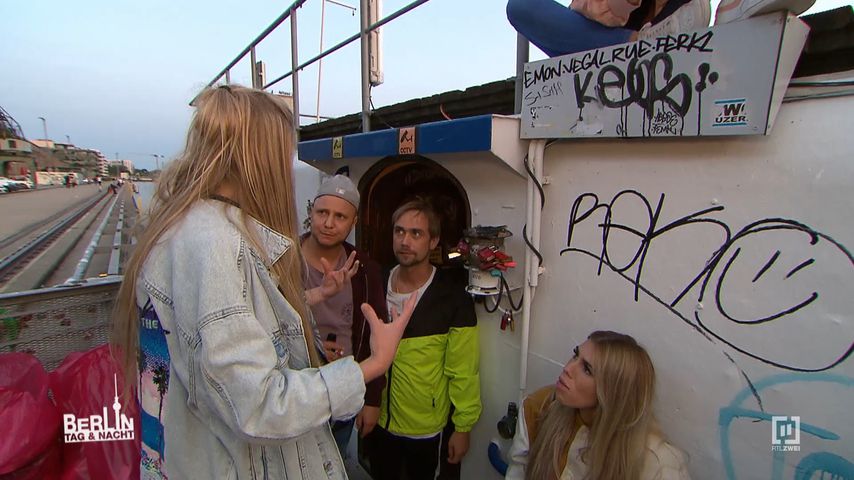 Szene am "Berlin - Tag & Nacht"-Hausboot im Oktober 2020