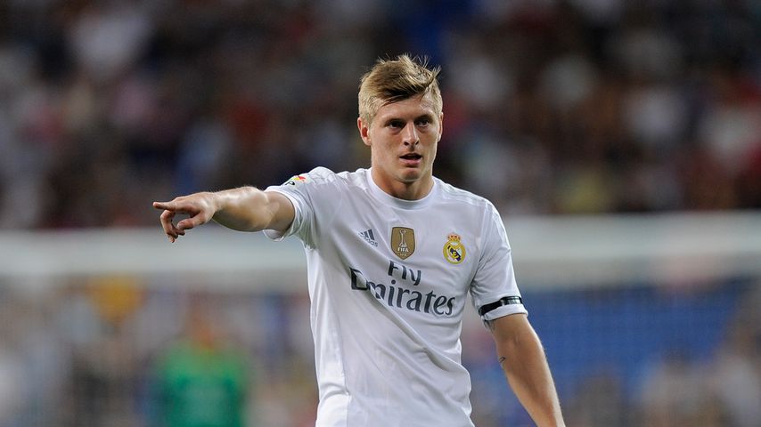 Süß! Hier winkt Toni Kroos' Sohn fröhlich den Bayern-Fans zu