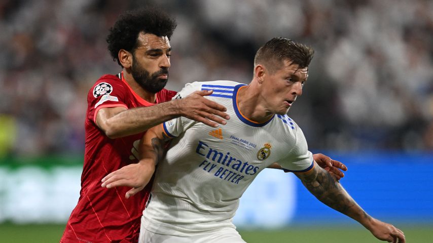 Toni Kroos im Zweikampf mit Mohamed Salah