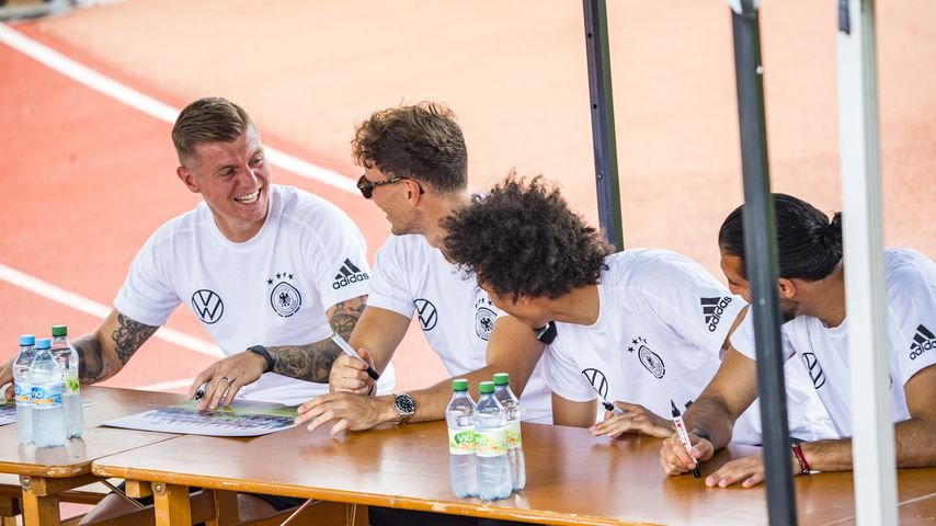 Toni Kroos, Leon Goretzka, Leroy Sane und Emre Can bei einer Autogrammstunde