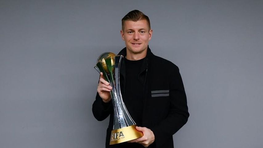 Toni Kroos mit der Klub-WM-Trophäe