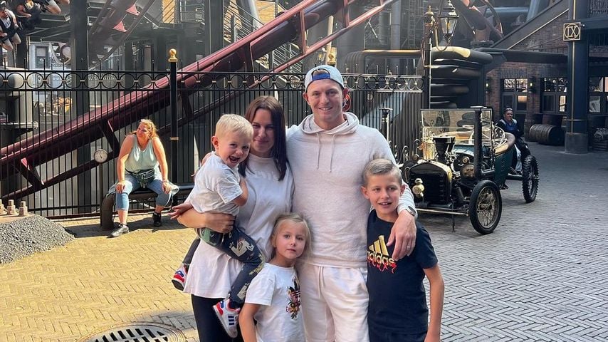 Toni Kroos mit seiner Familie im Phantasialand