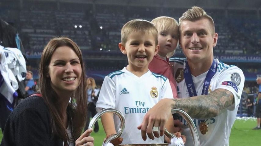 Toni Kroos mit seiner Frau und seinen Kindern