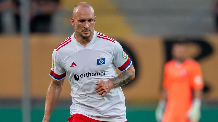 Schwangere Frau beleidigt: Fußballer schubst Fan auf Tribüne