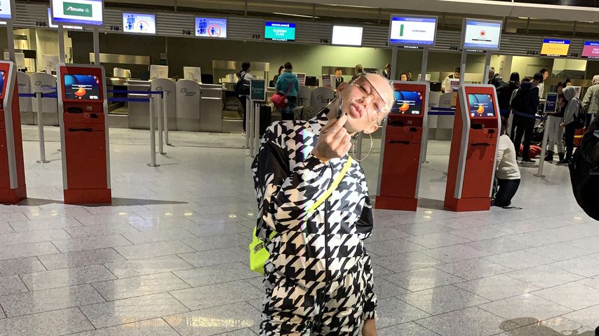 Toni Trips am Flughafen Frankfurt vor ihrem Abflug ins Dschungelcamp