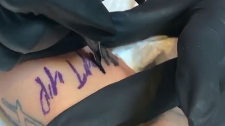 Toni Trips lässt sich das Dschungel-Tattoo stechen