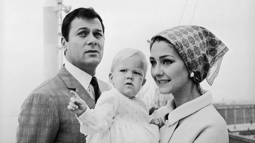 Tony Curtis, Alexandra Curtis und Christine Kaufmann 1965 in Southampton
