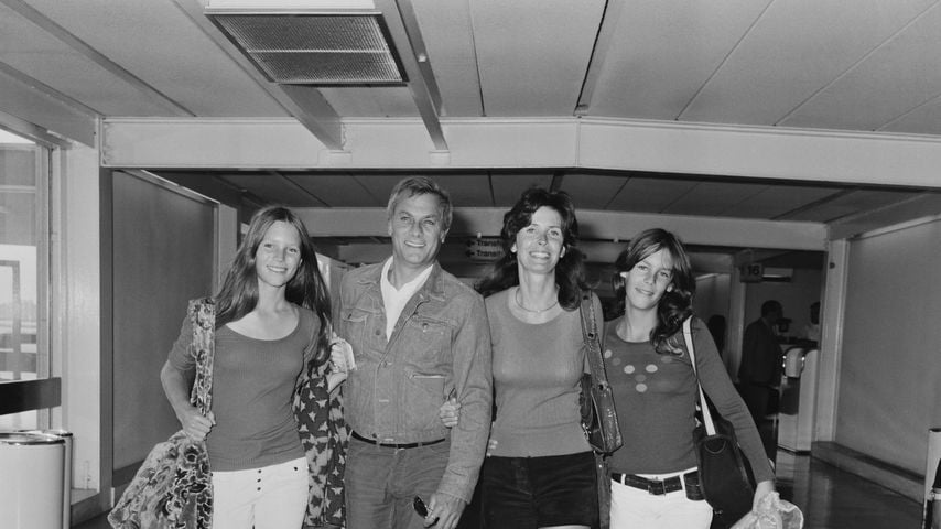 Tony Curtis mit Leslie, Kelly und Jamie Lee am London Airport, 27. August 1971