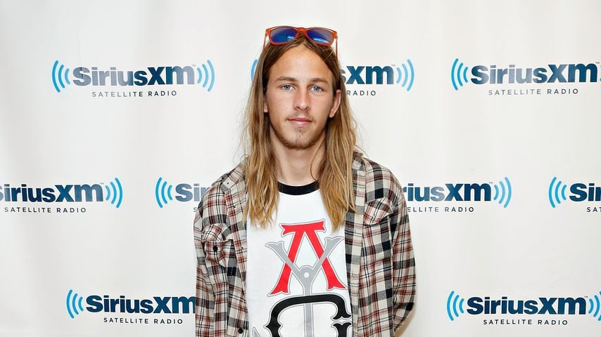 Ganz der Papa? Riley Hawk teilt süßes Strampler-Pic vom Baby