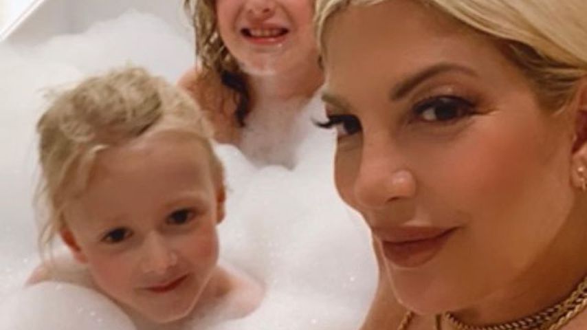 Weil sie mit ihren Söhnen badet: Tori Spelling bekommt Hate