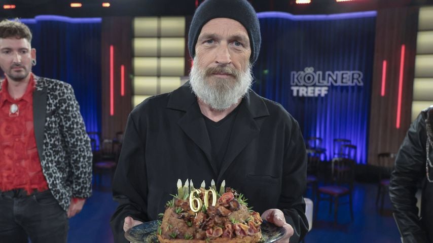 Lecker? Torsten Sträter bekommt zum 60. eine Torte aus Hack