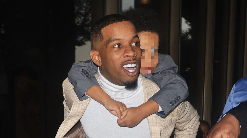 Tory Lanez mit seinem Sohn beim Verlassen des Gerichts, 2022