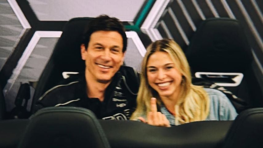 Toto Wolff sitzt neben seiner Tochter Rosa Wolff