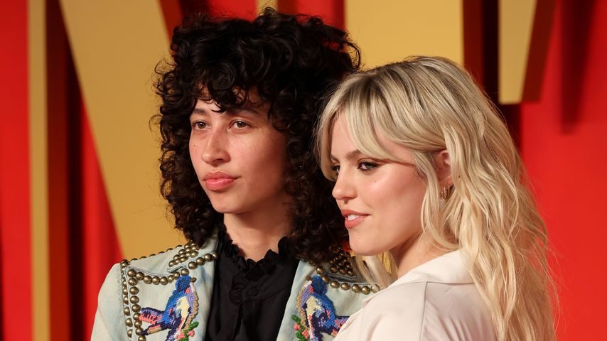 Towa Bird und Reneé Rapp geben ihr Red-Carpet-Debüt!