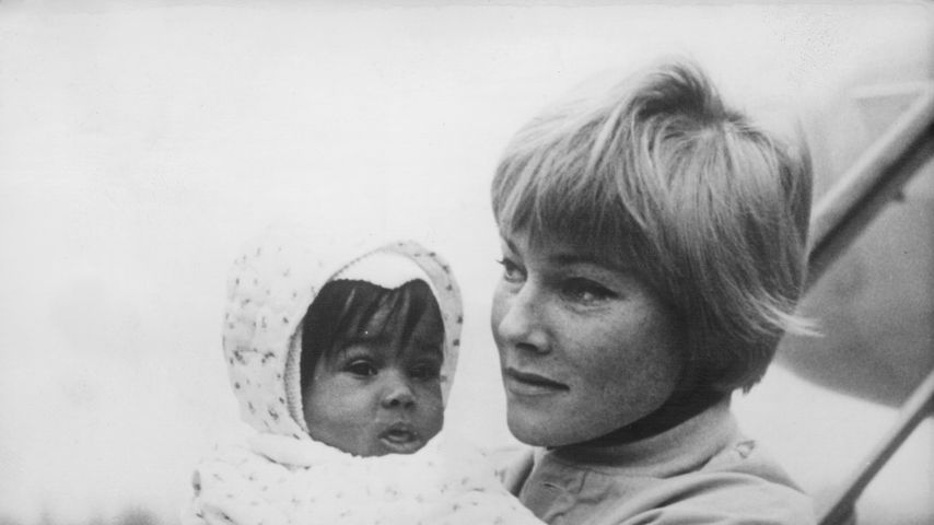 Tracey Davis und ihre Mutter May Britt im November 1961