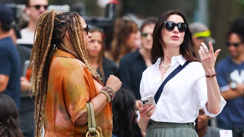 Tracie Thoms und Anne Hathaway am Set von "Der Teufel trägt Prada 2"