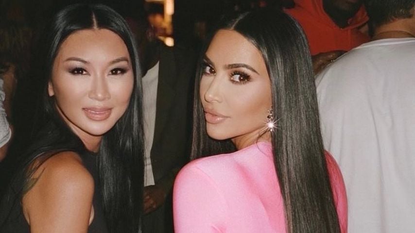 Tracy Romulus und Kim Kardashian posieren