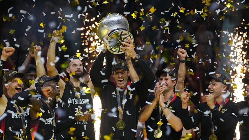Trainer Alex Mumbru feiert den Sieg seines Teams bei der Basketball-EM, 2025