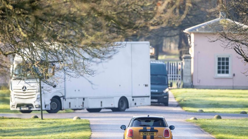 Transporter verlassen Andrew Mountbatten-Windsors Royal Lodge in Windsor während der Räumungsvorbereitungen, 14. Januar 2026