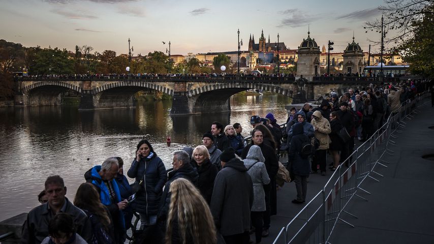 Fans von Karel Gott bei seiner Trauerfeier in Prag im Oktober 2019
