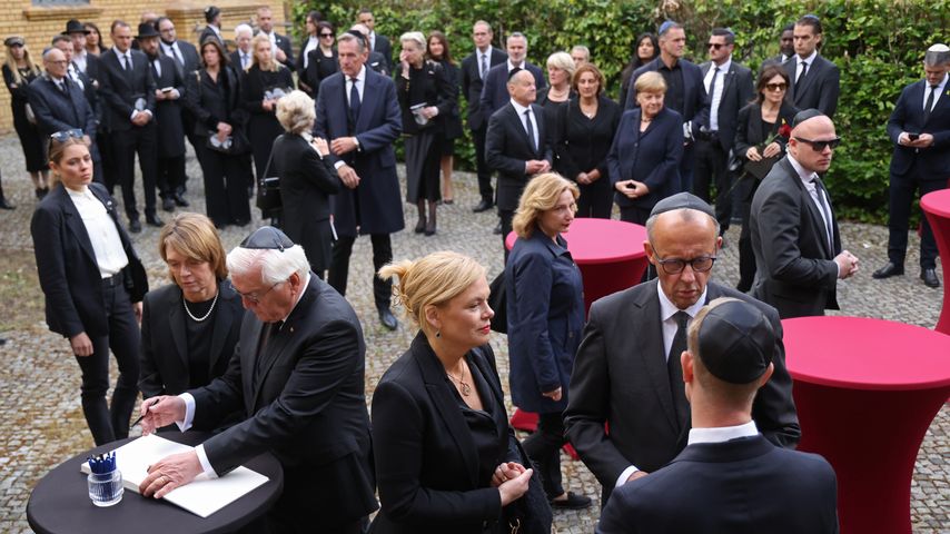 Trauergäste auf Margot Friedländers Beerdigung, Mai 2025