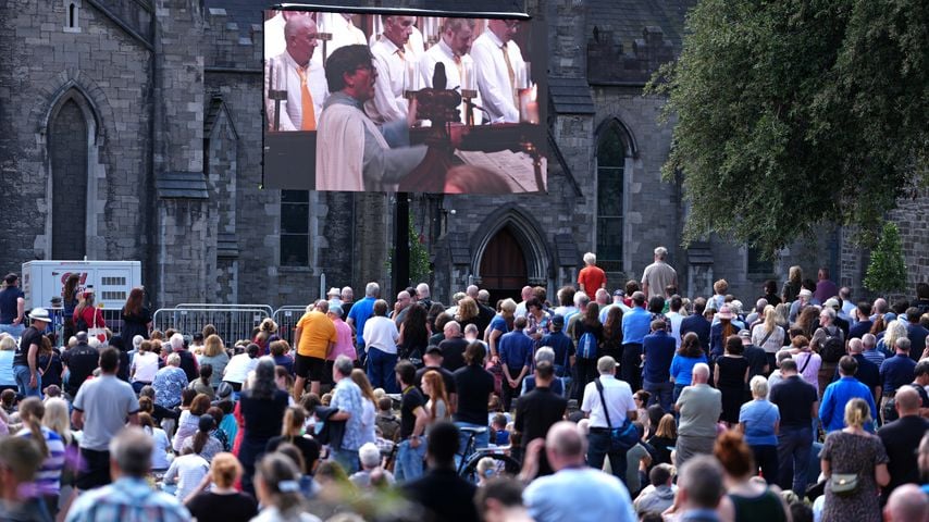 Trauernde vor St. Patrick’s Cathedral beim Begräbnis von Glen Hansard in Dublin