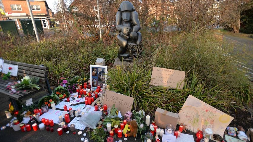 Trauerkerzen vor dem Krefelder Zoo