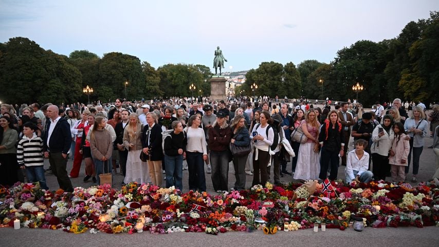 Menschen in Oslo bekunden am Slottsplassen ihre Anteilnahme für König Harald V.