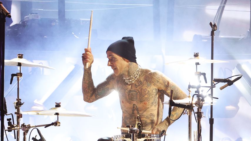 Travis Barkers Auftritt bei den Grammy Awards 2022